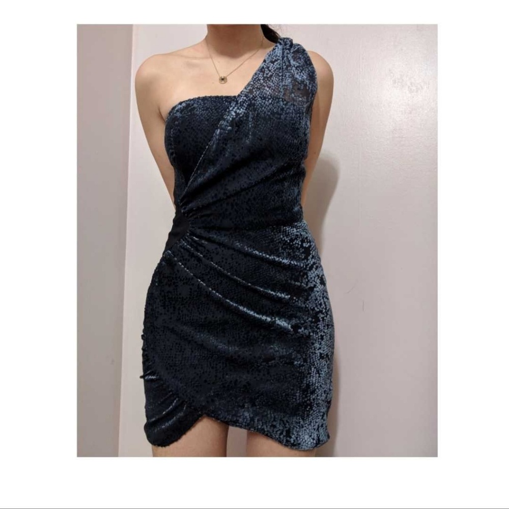 SILENCE + NOISE UO ONE SHOULDER VELVET DRESS